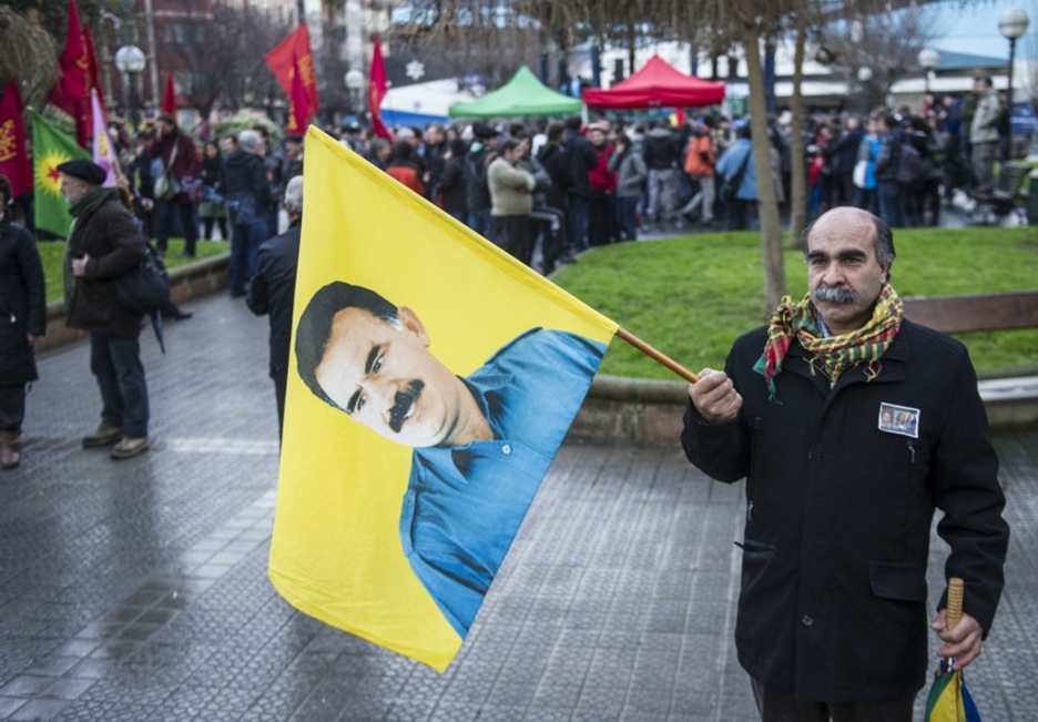 Manifestari kurdu bat, Abdullah Oçalan buruzagi presoren irudia duen banderarekin. (Luis JAUREGIALTZO/ARGAZKI PRESS)