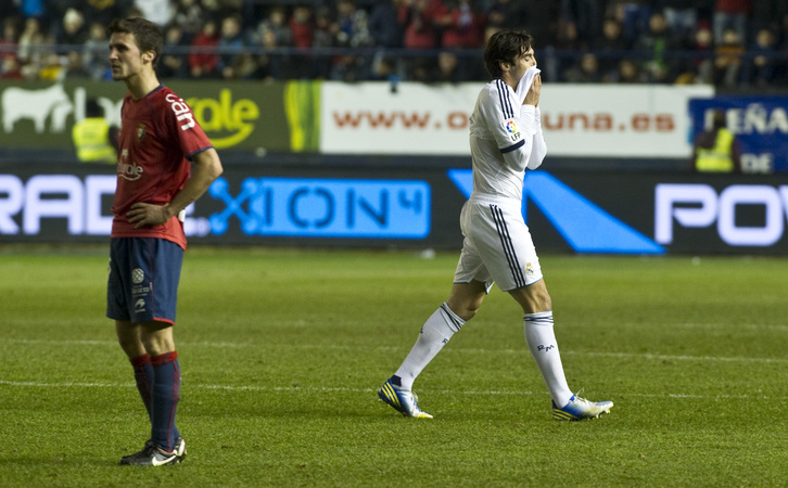 Oier eta Kaká gaurko partidaren momentu batean. Real Madrileko jokalaria kanporatu egin dute (Jagoba MANTEROLA / ARGAZKI PRESS)