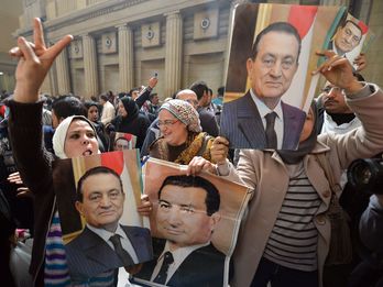Seguidores de Mubarak celebran la decisión judicial. (AFP)