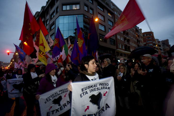 Miles de ciudadanos secundaron la movilización de Bilbo. (Raul BOGAJO / ARGAZKI PRESS)