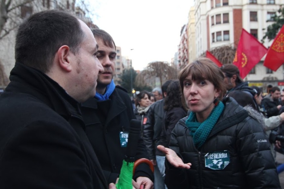 Aurore Martin militante abertzalea ere manifestazioan izan da, irudian Pernando Barrenarekin hizketan (BilbokoBranka.info)