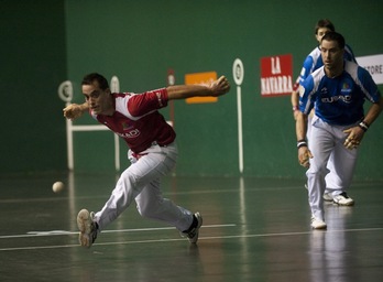Bengoetxea trata de llegar a una pelota en el partido disputado en el Beotibar. (Juan Carlos RUIZ/ARGAZKI PRESS)