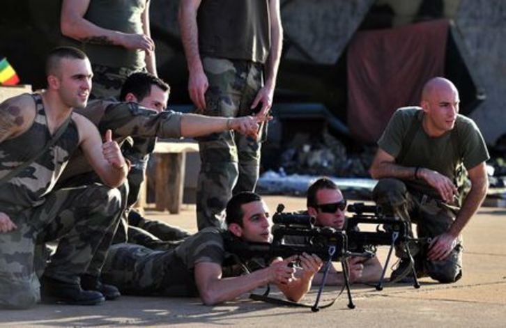 Soldados recién llegados del Estado francés, en una base aérea de Bamako, capital de Mali. (Issouf SANOGO/AFP PHOTO)