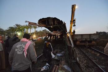 Trabajos de rescate en el lugar del accidente. (Khaled DESOUKI/AFP PHOTO)