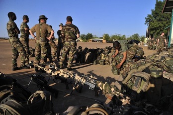 Un grupo de soldados franceses en una base aérea de Bamako, capital de Mali. (Issouf SANOGO/AFP PHOTO)