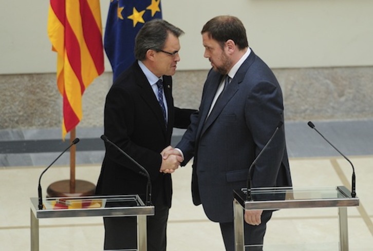 Artur Mas (CiU) y Oriol Junqueras (ERC) se han reunido esta mañana en Sant Vicenç dels Horts. En la imagen, la firma del Acuerdo de Estabilidad. (Josep LAGO/AFP PHOTO)