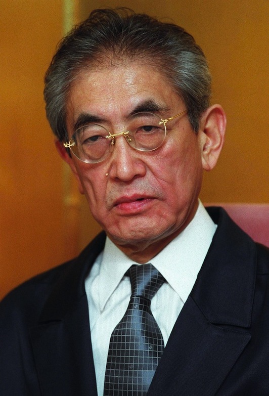 El cineasta japonés Nagisa Oshima, en una imagen tomada en el año 2000 en Tokio. (AFP)