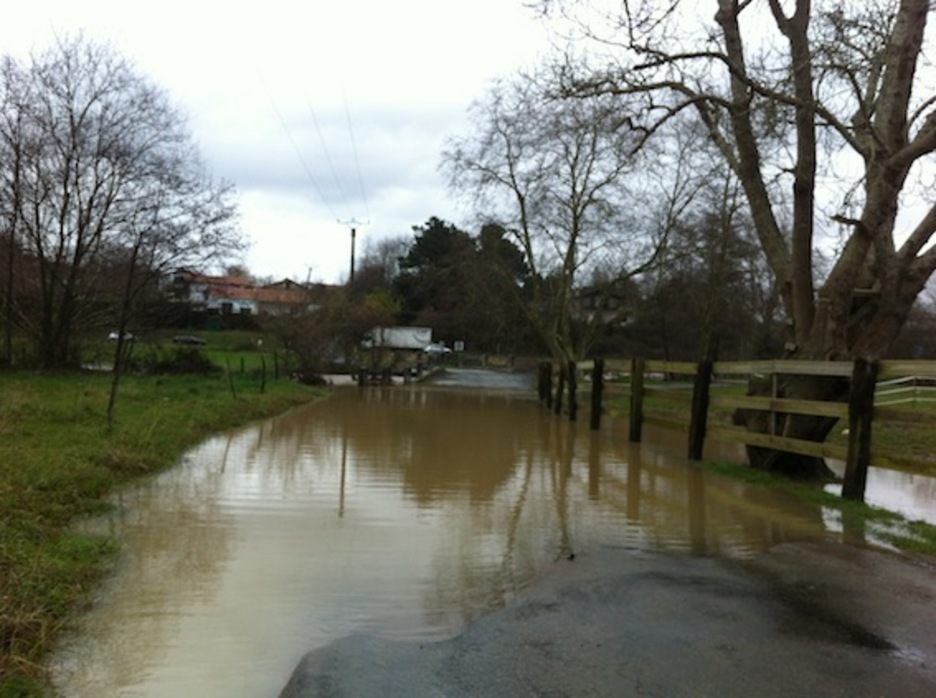 Urruñan bere ibilgutik atera da Urdazuri ibaia. (Josu JUARISTI) Urruñan bere ibilgutik atera da Urdazuri ibaia. (Josu JUARISTI)
