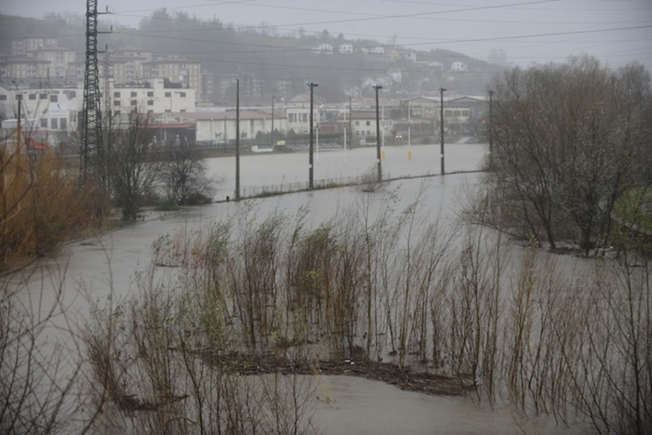 Urumeak urez hartu du Hernaniko errugbi zelaia. (Jon URBE/ARGAZKI PRESS) Urumeak urez hartu du Hernaniko errugbi zelaia. (Jon URBE/ARGAZKI PRESS)