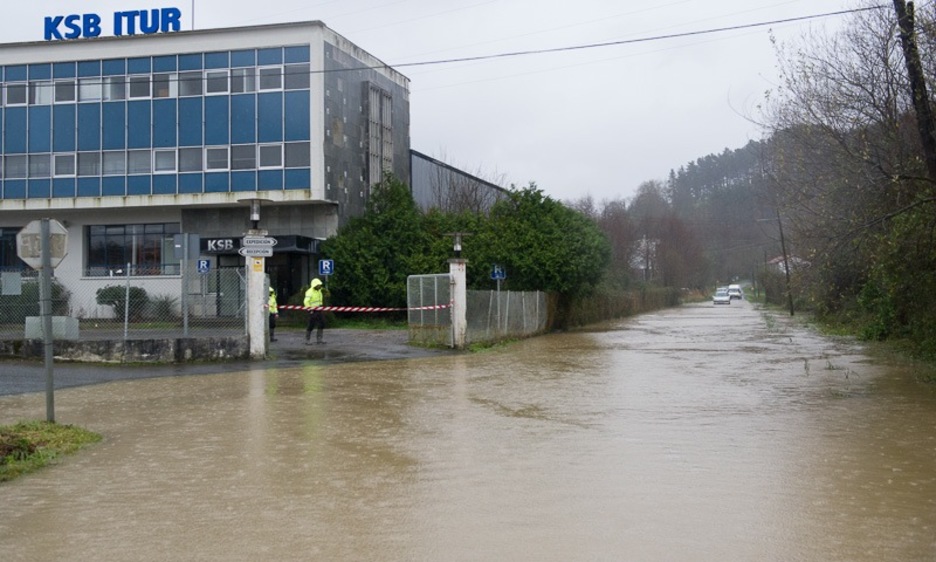 Uholdeak Zarauzko Abendaño industrialgunean. (Gorka RUBIO/ARGAZKI PRESS) Uholdeak Zarauzko Abendaño industrialgunean. (Gorka RUBIO/ARGAZKI PRESS)