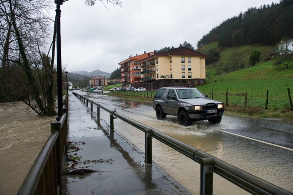 Aiako Andantza auzoan gainezka egin du Santio Errekak. (Gorka RUBIO/ARGAZKI PRESS) Aiako Andantza auzoan gainezka egin du Santio Errekak. (Gorka RUBIO/ARGAZKI PRESS)