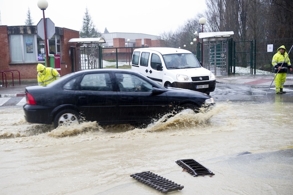 Sadar ibaiak gainezka egin du Iruñean. (Iñigo URIZ/ARGAZKI PRESS) Sadar ibaiak gainezka egin du Iruñean. (Iñigo URIZ/ARGAZKI PRESS)