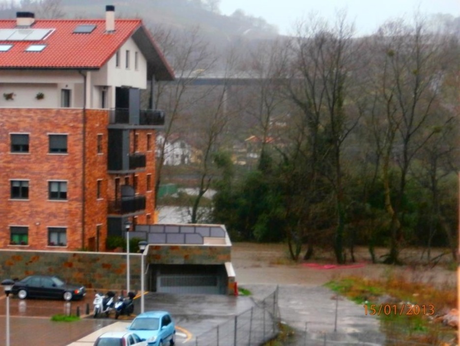 Astigarraga parean gainezka egin du Oria ibaiak. (NAIZ.INFO) Astigarraga parean gainezka egin du Oria ibaiak. (NAIZ.INFO)