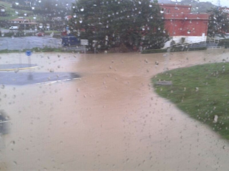 Gobela ibaia bere ibilgutik atera da Berangoko Eroski parean, errepidea itxiz. (@IsusBarrika) Gobela ibaia bere ibilgutik atera da Berangoko Eroski parean, errepidea itxiz. (@IsusBarrika)