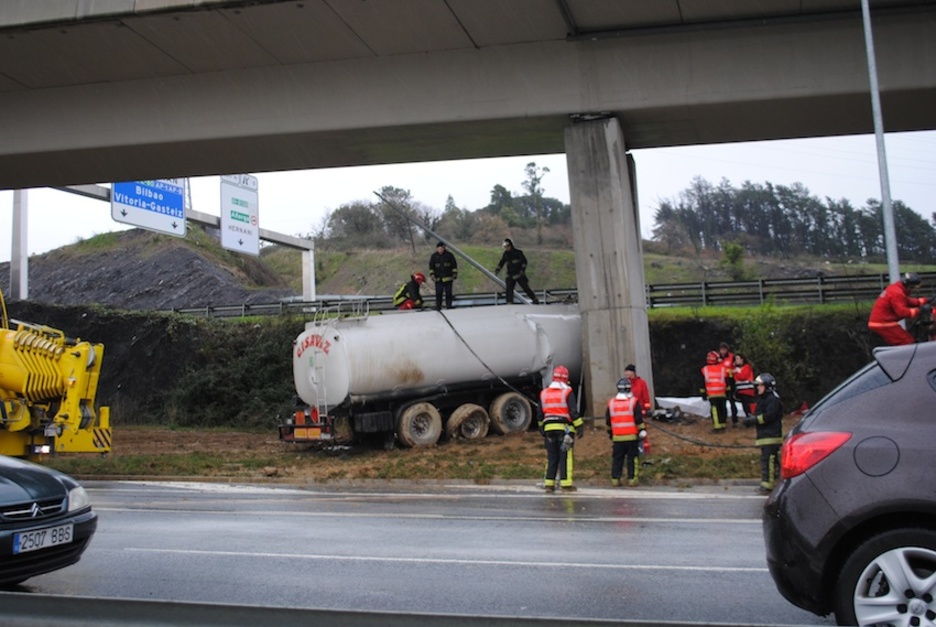 Kamioi batek istripua izan du N-I errepidean Lasarte parean. Gasoila bota du errepidera eta autoen zirkulazioa galarazi du. (Garazi KAMIO) Kamioi batek istripua izan du N-I errepidean Lasarte parean. Gasoila bota du errepidera eta autoen zirkulazioa galarazi du. (Garazi KAMIO)