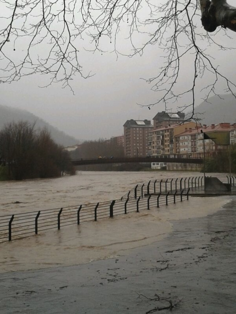 Oria ibaiak gainezka egin du Andoainen. (Garazi KAMIO) Oria ibaiak gainezka egin du Andoainen. (Garazi KAMIO)