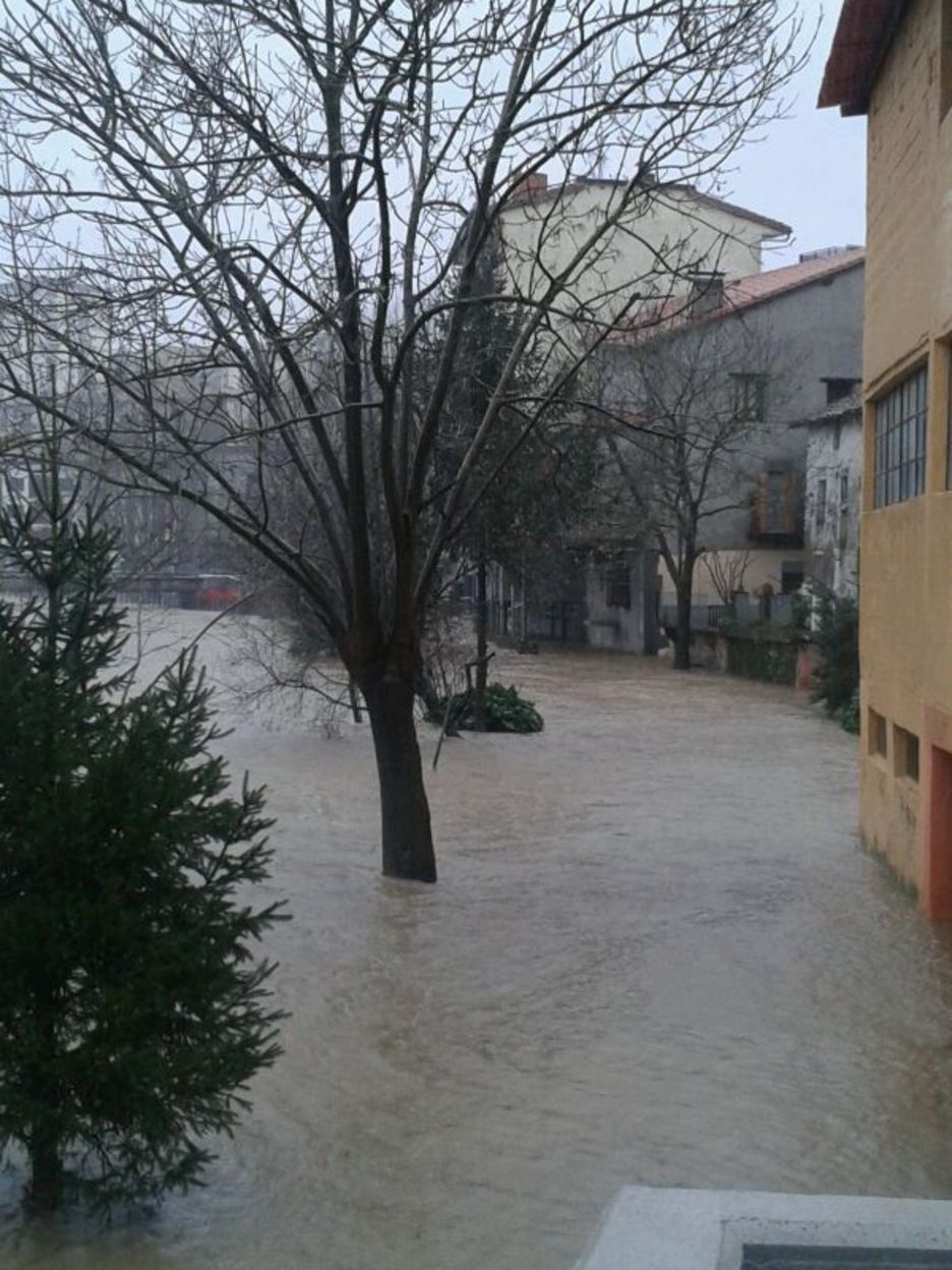 Andoaingo hainbat garajetan sartu da Oria ibaia gainezka egin ostean. (Garazi KAMIO) Andoaingo hainbat garajetan sartu da Oria ibaia gainezka egin ostean. (Garazi KAMIO)