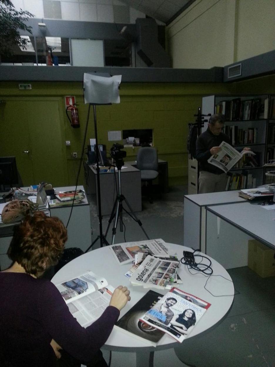 Argirik gabe geratu dira ‘Argia’ko erredakzioan. (@beranduegi) Argirik gabe geratu dira ‘Argia’ko erredakzioan. (@beranduegi)