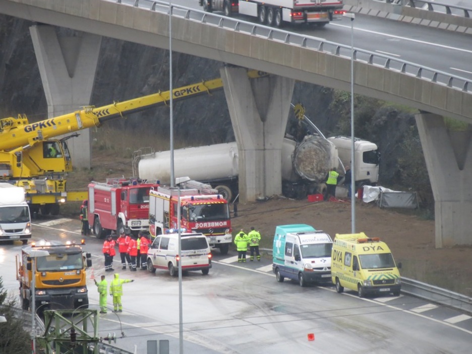 N-I errepidean istripua izan du kamioi batek eta gasolioa galdu du, errepidea itxiz. (Beñat LARTZA) N-I errepidean istripua izan du kamioi batek eta gasolioa galdu du, errepidea itxiz. (Beñat LARTZA)