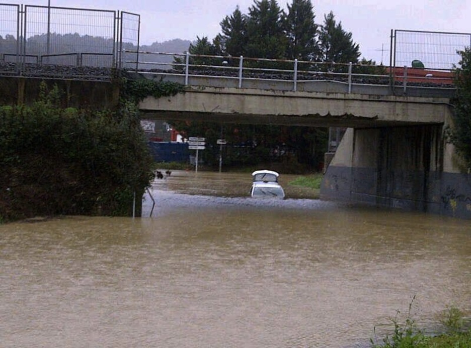 Berangoko metro azpiko tunela, urez gainezka. (@isusbarrika) Berangoko metro azpiko tunela, urez gainezka. (@isusbarrika)