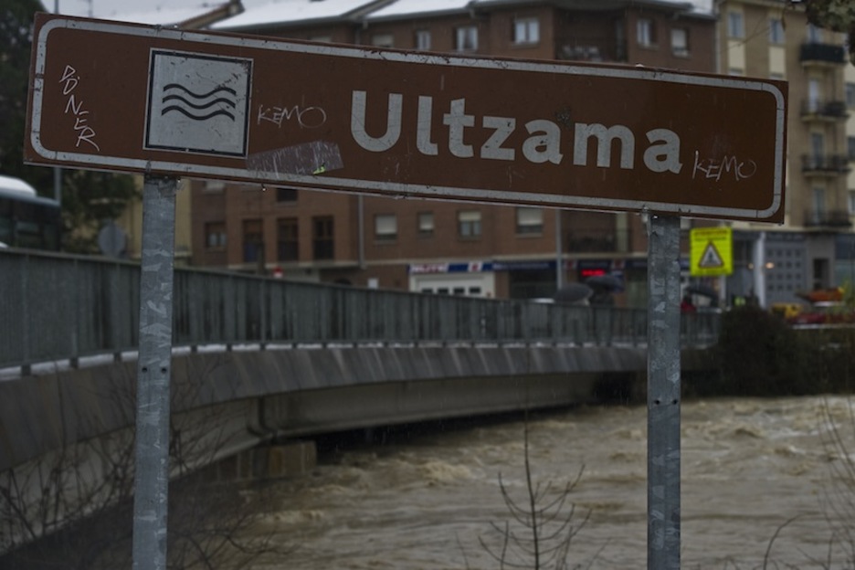 Ultzama ibaia Iruñean, zubiaren mailara iritsteko zorian. (Lander Fdz. ARROYABE/ARGAZKI PRESS) Ultzama ibaia Iruñean, zubiaren mailara iritsteko zorian. (Lander Fdz. ARROYABE/ARGAZKI PRESS)