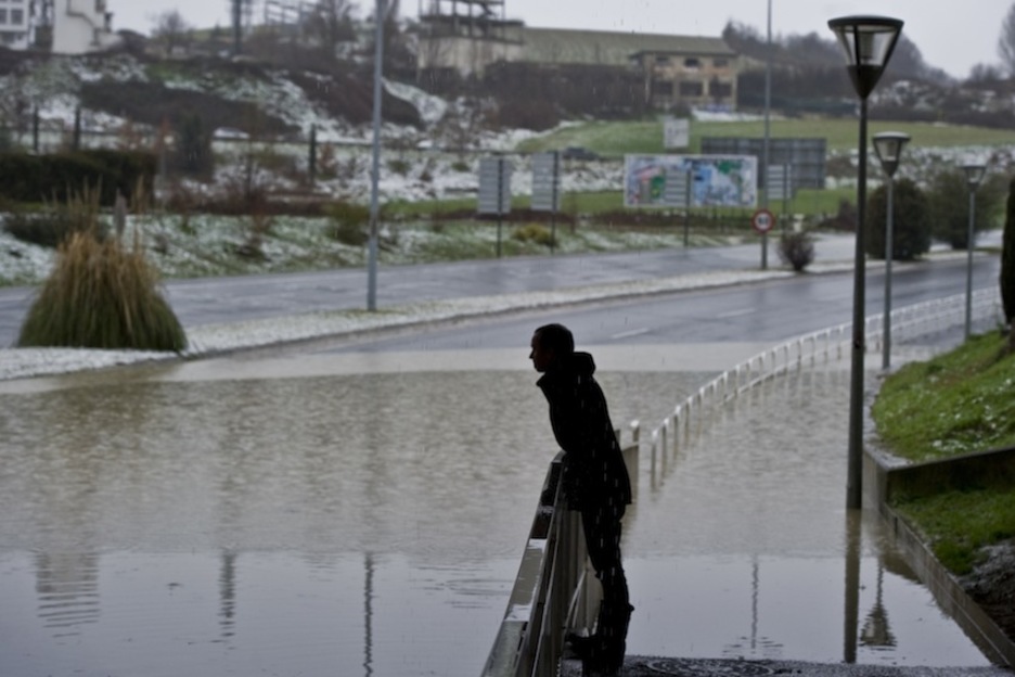 Ultzama ibaiak gainezka egin du Iruñean. (Lander FDEZ. ARROYABE/ARGAZKI PRESS) Ultzama ibaiak gainezka egin du Iruñean. (Lander FDEZ. ARROYABE/ARGAZKI PRESS)