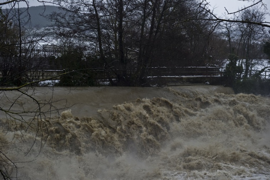 Indar handiz jaitsi da Ultzama ibaia hainbat puntutan. (Lander FDEZ. ARROYABE/ARGAZKI PRESS) Indar handiz jaitsi da Ultzama ibaia hainbat puntutan. (Lander FDEZ. ARROYABE/ARGAZKI PRESS)