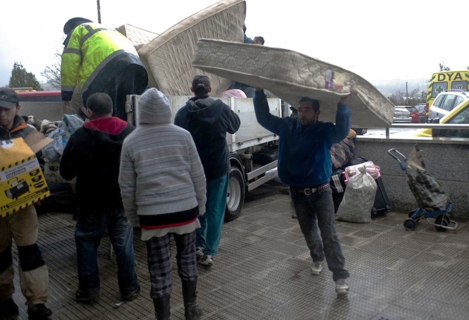 Astigarragan Urumeako autobidearen azpian bizi ziren hainbat lagun herriko kiroldegira eraman dituzte, ibaiak gainezka egin duelako. (Juan Carlos RUIZ/ARGAZKI PRESS) Astigarragan Urumeako autobidearen azpian bizi ziren hainbat lagun herriko kiroldegira eraman dituzte, ibaiak gainezka egin duelako. (Juan Carlos RUIZ/ARGAZKI PRESS)