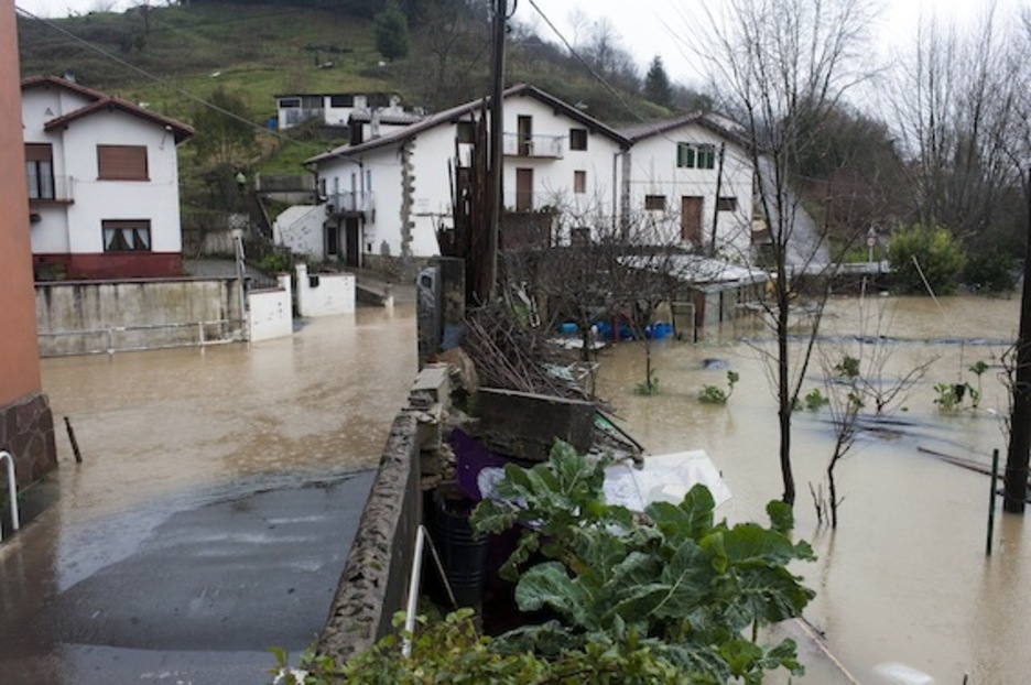 Ergobiako baratzeak, urpean. (Juan Carlos RUIZ/ARGAZKI PRESS) Ergobiako baratzeak, urpean. (Juan Carlos RUIZ/ARGAZKI PRESS)