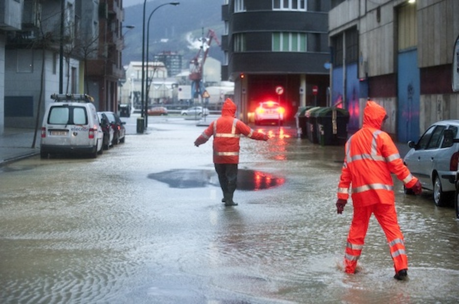 Bilbon Deustuko Unibertsitateak klaseak bertan behera utzi ditu ur mailak gora egin duelako. (Marisol RAMIREZ/ARGAZKI PRESS) Bilbon Deustuko Unibertsitateak klaseak bertan behera utzi ditu ur mailak gora egin duelako. (Marisol RAMIREZ/ARGAZKI PRESS)