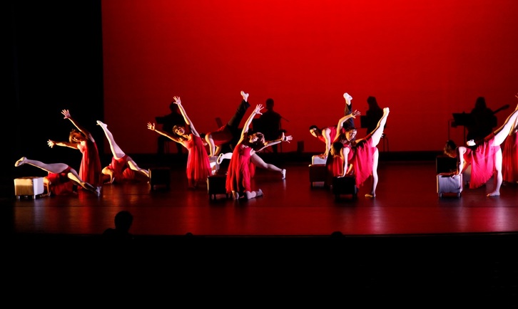 Verdini dantza taldekoak, ‘Zu zeu’ ikuskizuna eskaini aurreko entseguan. (Gotzon ARANBURU)