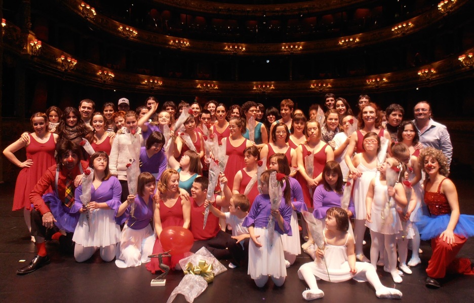 Verdini dantza taldeko kideak Victoria Eugenia antzokian. (Iratxe ARANZIBIA)