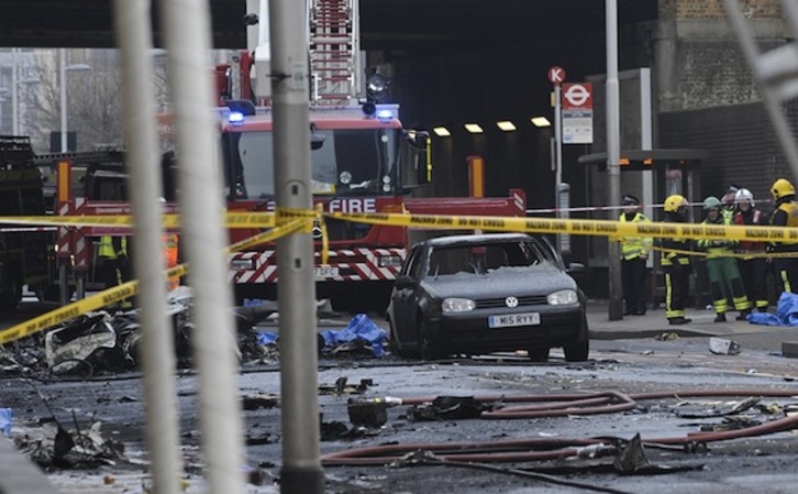 Situación en la que han quedado los coches que estaban situados donde ha caído el helicóptero. (Carl COURT/AFP)