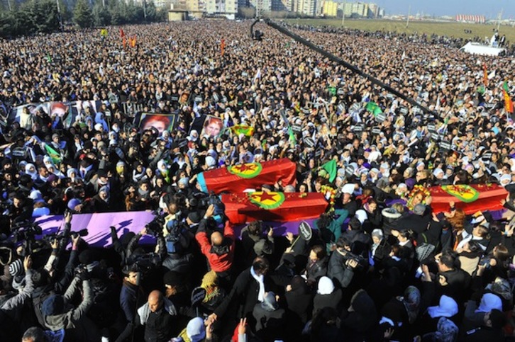 Decenas de miles de personas se han dado cita en la capital de Kurdistán Norte para despedir a las tres activistas muertas a tiros en París. (Bulent KILIC/AFP PHOTO)
