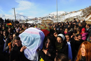 Multitudinario entierro de la activista Sakine Cansiz en Tunceli. (Bulent KILIC/AFP)