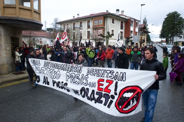 Hautetsiek eta hamarka herritarrek Olatzagutian egin duten elkarretaratzea. (Iñigo URIZ/ARGAZKI PRESS)