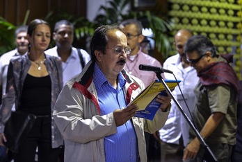 La delegación de las FARC en La Habana, con Andrés Paris. (Adalberto ROQUE/AFP PHOTO)