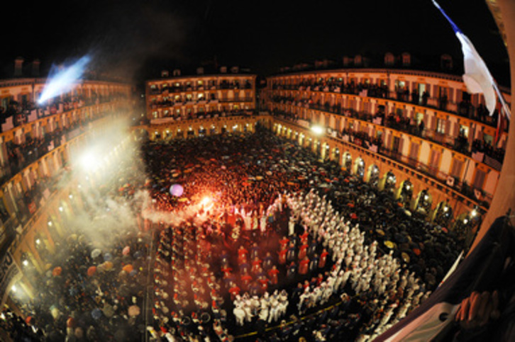 La plaza donostiarra de la Constitución, abarrotada en el momento de la izada. (Juan Carlos RUIZ/ARGAZKI PRESS)