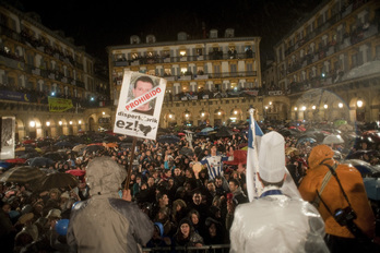 El alcalde de Donostia, Juan Karlos Izagirre, durante la izada d ela bandera. (Juan Carlos RUIZ / ARGAZKI PRESS)