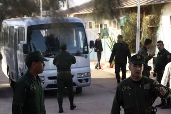 Soldados argelinos custodian un autobús con algunas de las personas liberadas tras el asalto. (AFP)