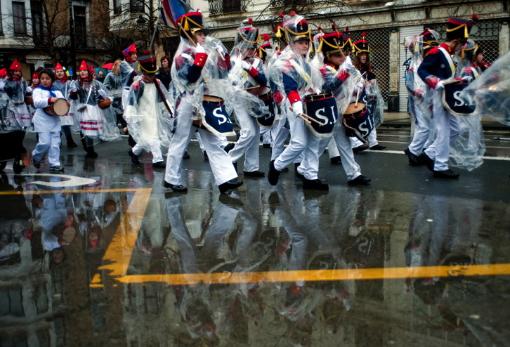 La tamborrada infantil ha desfilado a pesar de la lluvia. (Juan Carlos RUIZ / ARGAZKI PRESS)