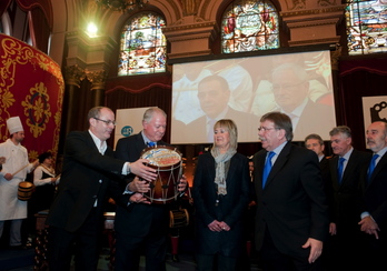 Izagirre entrega el Tambor de Oro a los representantes de la Clásica de Donostia. (Juan Carlos RUIZ / ARGAZKI PRESS)