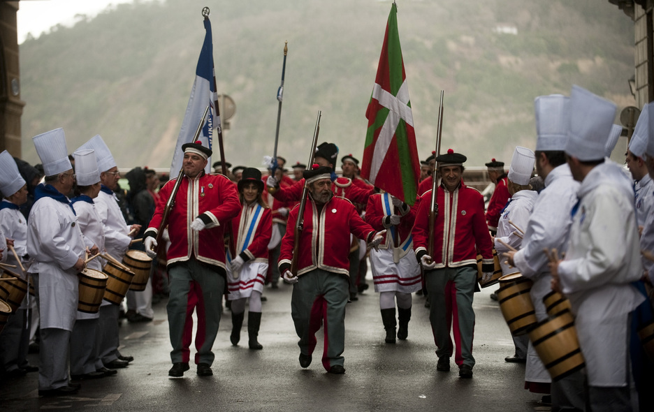 Amaikak bat taldearen desfilea.