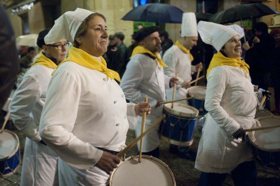 Arrano Beltza taldearen desfilea.