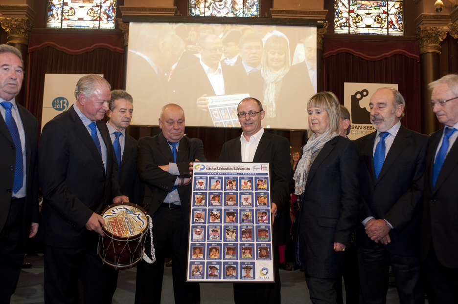 Donostiako Klasikoko antolatzaileek lasterketa irabazi duten txirrindularien argazkiekin opari bat eman diote Izagirreri.