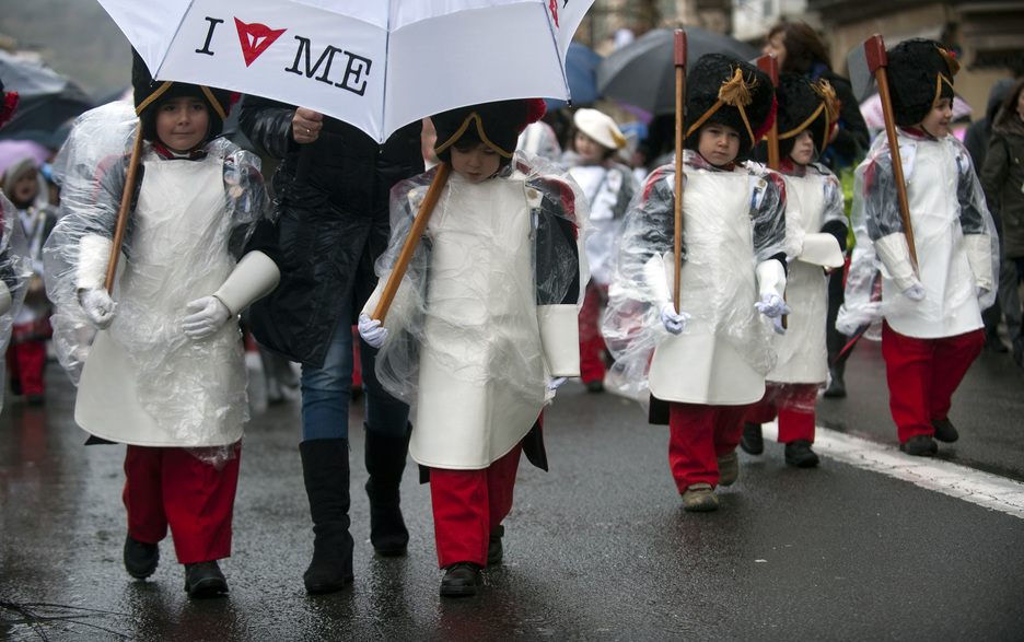 Euriari aurre eginez umeak danborrak astintzera atera dira.