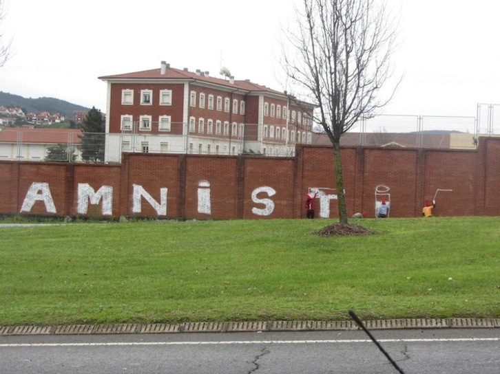 «Iratxoak», Basauriko espetxeko horman amnistiaren aldeko pintaketa egiten. (NAIZ.INFO)
