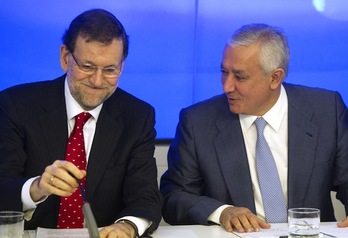 El presidente del Gobierno español, Mariano Rajoy, junto a Javier Arenas, en una reunión del PP. (Dominique FAGET/AFP PHOTO)