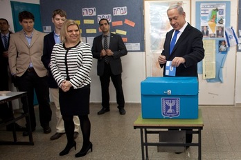 El presidente de Israel, Simon Peres, deposita su voto. (Gali TIBBON/AFP) 