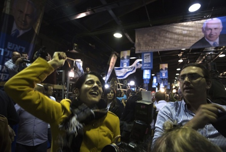 Partidarios de Netanyahu celebran los resultados de los sondeos, que otrogan la victoria al actual presidente israelí. (Menahem KAHANA/AFP)